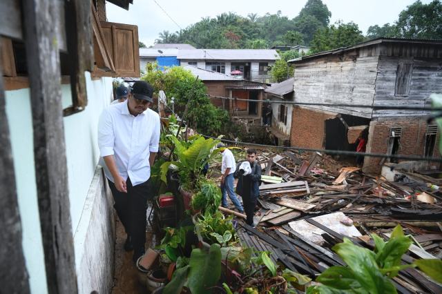 Gubernur Sumut, Bobby Nasution meninjau lokasi banjir bandang di Kelurahan Aek Tapang, Kota Padangsidimpuan, Senin (17/3/2025). Foto/Diskominfo Sumut