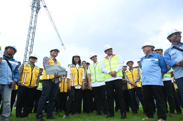 Gubernur Sumatera Utara Bobby Afif Nasution bersama Walikota Medan Rico Waas mendampingi Wakil Menteri Pekerjaan Umum Diana Kusumastuti saat melakukan kunjungan kerja ke Stadion Teladan Medan, Rabu (19/3/2025). Foto/Diskominfo Sumut