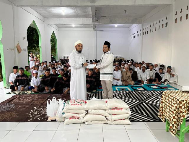 Penyerahan paket berkah Ramadan yang disampaikan oleh Manajer ULP Aek Nabara kepada Ketua Yayasan Raudhatul Ulum.