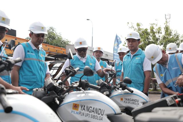 General Manager PLN UID Sumatera Utara, Agus Kuswardoyo (tengah) bersama Manajemen saat melakukan pengecekan kendaraan operasional.