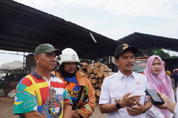 Wali Kota Tebingtinggi, H. Iman Irdian Saragih, meninjau langsung lokasi kebakaran depot kayu Panglong 88 di Jalan Setiabudi No. 88, Kelurahan Berohol, Rabu (19/3/2025).