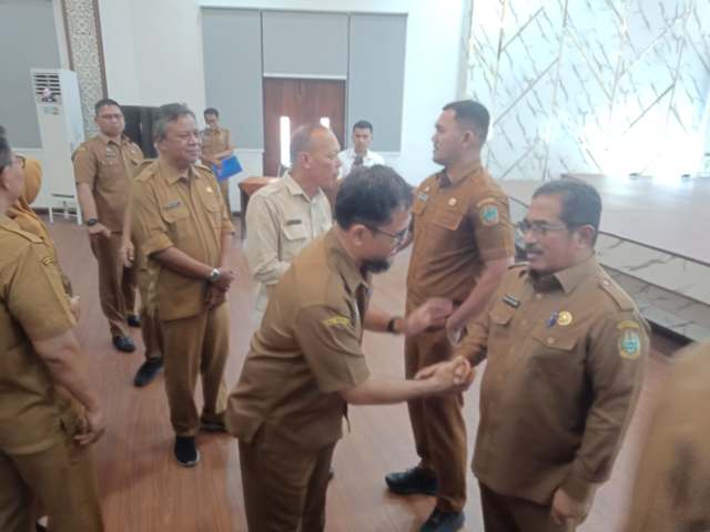 SERTIJAB-Segenap ASN, guru dan kepala sekolah memberikan ucapan selamat kepada Kadisdiksu yang baru Alexander Sinulingga, pada Sertijab Kadisdiksu di Aula T Amir Hamzah Dinas Pendidikan Sumut Jalan T Cik Ditiro, Selasa (25/03/2025). Foto/medandaily.com/asril tanjung
