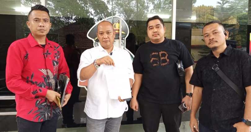 Yopie Batubara bersama Kuasa Hukumnya, Dedi Suheri, SH