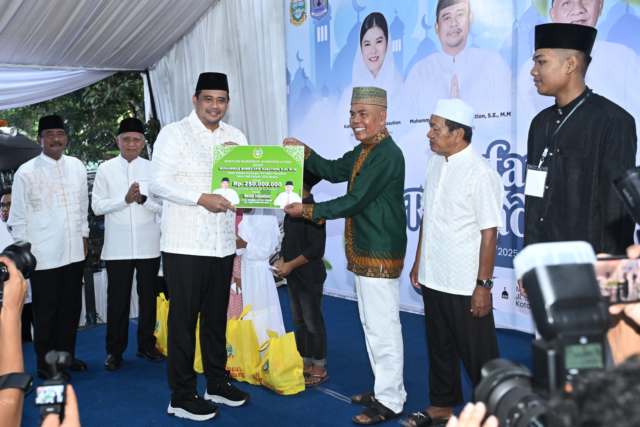 Gubernur Sumatera Utara Bobby Afif Nasution bersama Wakil Gubernur Sumut Surya, serta sejumlah OPD Pemprov Sumut menghadiri Safari Ramadan di Mesjid Fatahillah Jalan Gunung Bendahara Kecamatan Binjai Selatan, Kota Binjai, Rabu (19/3/2025). Foto/Diskominfo Sumut