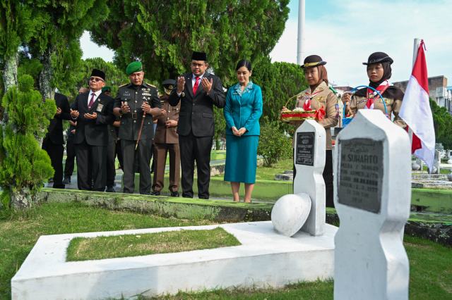 Gubernur Sumut Bobby Nasution memimpin Ziarah dalam rangka HUT ke-77 Pemprov Sumut di Taman Makam Pahlawan Bukit Barisan, Jalan Sisingamangaraja, Medan, Selasa (15/4/2025). Foto/Diskominfo Sumut