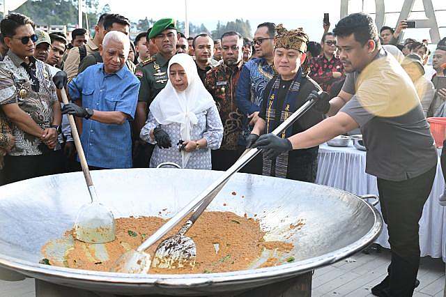 Gubernur Sumatera Utara (Sumut) Bobby Nasution didampingi Wakil Gubernur Sumut Surya memasak bersama YouTuber Bobon Santoso di Pantai Bebas Parapat, Simalungun, Kamis (17/4/2025). Acara bertajuk "Mangan Baggal" yang berarti makan besar tersebut dihadiri 1000-an orang masyarakat, dengan menu masakan Ayam Rica Andaliman. Foto/ Diskominfo Sumut