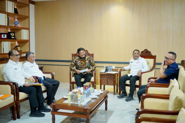 Gubernur Sumut Bobby Nasution menerima audiensi Kepala Kantor Wilayah Badan Pertanahan Nasional (BPN) Sumut Sri Pranoto di Ruang Kerja Lantai 10 Kantor Gubernur Sumut Jalan Diponegoro Kota Medan, Rabu (30/4/2025). Foto/Diskominfo Sumut 