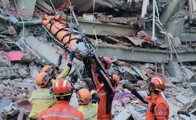 Evakuasi korban gempa di Myanmar. Foto/INH