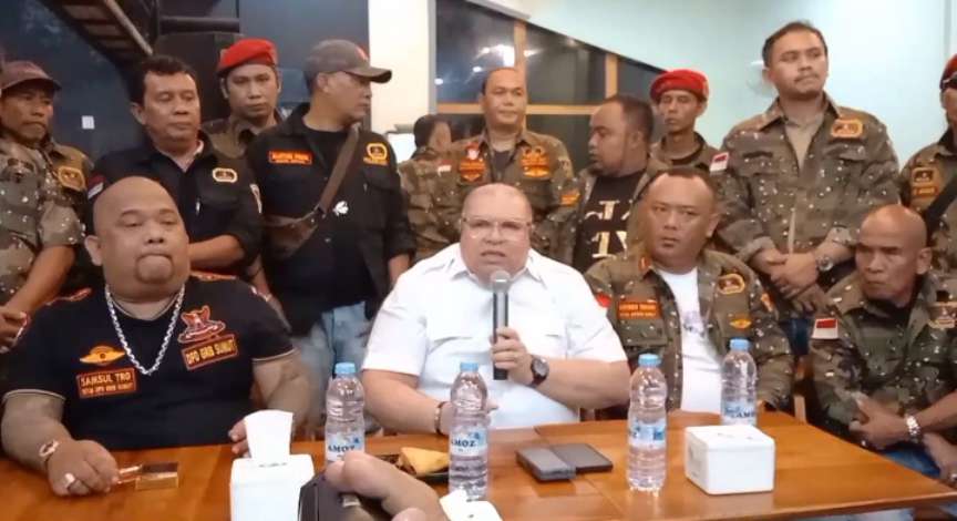Screenshot_2025-04-23-15-31-12-23_6012fa4d4ddec268fc5c7112cbb265e7 Juru Bicara Ketua Umum GRIB Jaya H Hercules Rizario Marshal sekaligus Kabid Komunikasi Publik/Humas DPP GRIB Jaya, Dr Razman Arif Nasution, bersama Ketua GRIB Jaya Sumut Syamsul Tarigan dan pengurus lainnya.