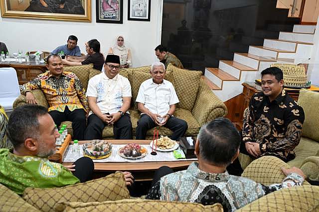 Gubernur Sumatera Utara (Sumut) Bobby Afif Nasution dan Wakil Gubernur Sumut Surya bersilaturahmi Halalbihalal ke Rumah Anggota DPR RI yang Juga Mantan Wagub Sumut Periode 2018-2023, Musa Rajekshah di Komplek Cemara Asri, Jalan Nusa Indah, Minggu (20/4/2025). Foto/Diskominfo Sumut