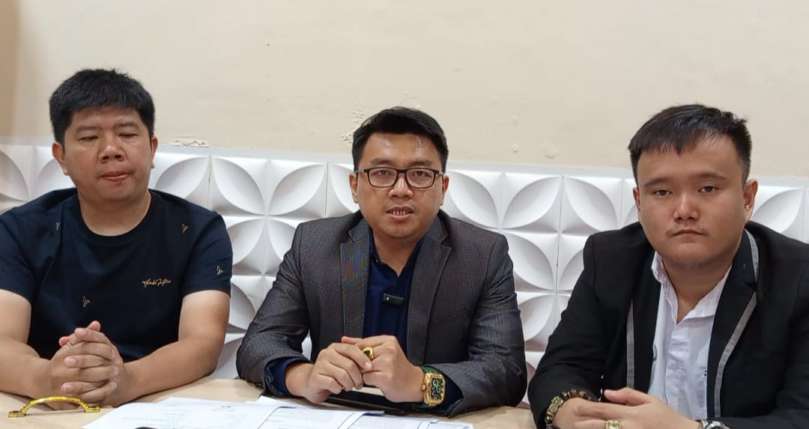 Bobby Christian Halim SH MH CPM (tengah), didampingi Darwis dan perwakilan warga Jalan Gandhi, Benny.