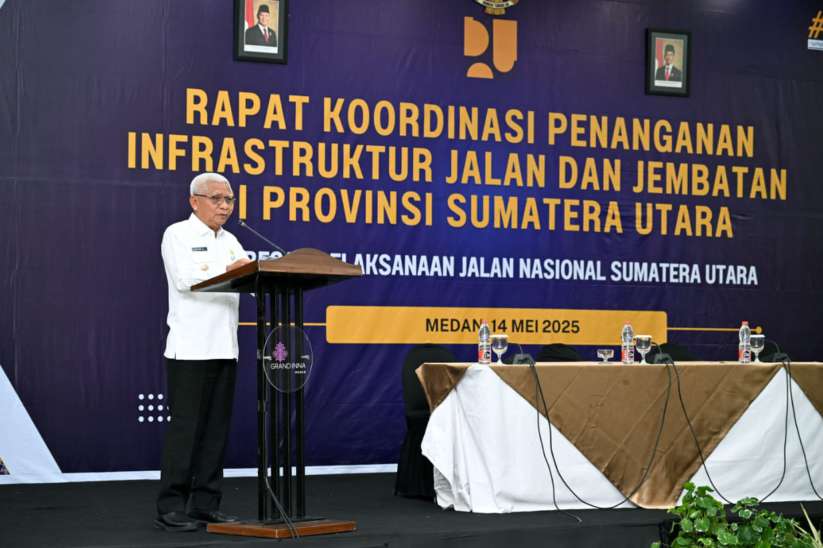 Wakil Gubernur Sumut Surya menghadiri Rapat Koordinasi Penanganan Infrastruktur Jalan dan Jembatan di Provinsi Sumut yang diselenggarakan oleh Balai Besar Pelaksanaan Jalan Nasional Sumut di Aula Inna Hotel Grand Inna, Jalan Balai Kota, Medan, Rabu (14/5/2025).