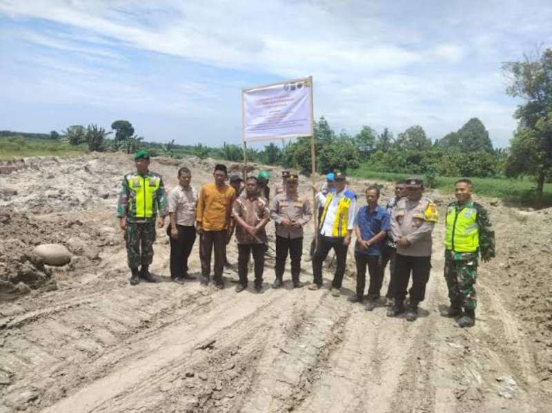 Tim gabungan dari Polres Deliserdang dan Polsek Pagar Merbau melakukan razia galian C dan Tambang Ilegal pasir di Kec. Pagar Merbau tepatnya di antara sungai ular, Selasa (20/5/2025).