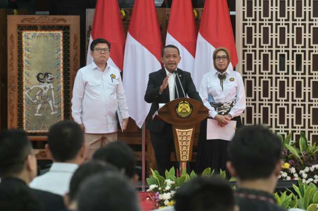 Menteri ESDM), Bahlil Lahadalia (tengah), Direktur Jenderal Ketenagalistrikan Kementerian ESDM Jisman P Hutajulu (kiri) dan Direktur Jenderal Energi Baru Terbarukan dan Konservasi Energi Kementerian ESDMN Eniya Listiani Dewi (kanan) ketika mengumumkan Rencana Usaha Penyediaan Tenaga Listrik (RUPTL) PLN 2025-2034 di Jakarta, Senin (26/5/2025).