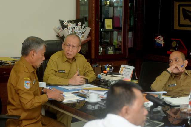 Pj Sekretaris Daerah Provinsi (Sekdaprov) Sumatera Utara (Sumut) Effendy Pohan memimpin Rapat secara daring melalui aplikasi Zoom bersama seluruh Sekda Kabupaten/Kota Se-Sumut di ruang kerja Sekda Provinsi Sumut Lantai 9 Kantor Gubernur Sumut Jalan Dipenogoro, Kota Medan, Senin (26/5).