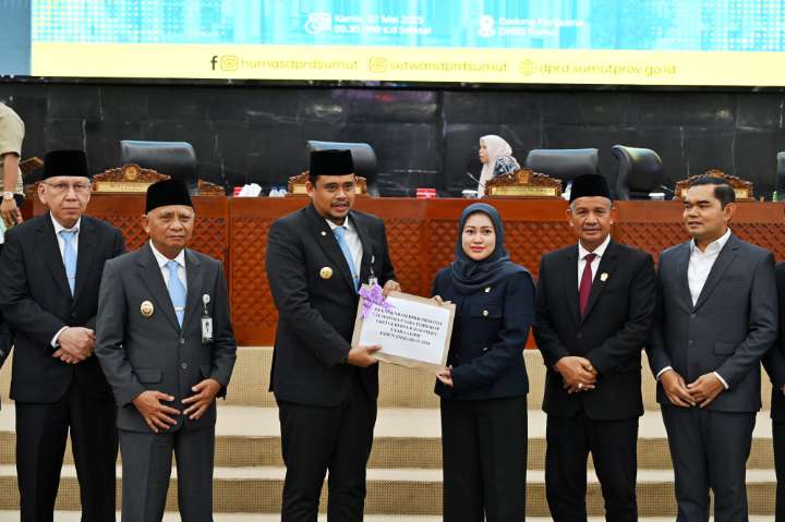 Gubernur Sumatera Utara (Sumut) Muhammad Bobby Nasution bersama Wakil Gubernur Sumut Surya menghadiri Sidang Paripurna Dewan Perwakilan Rakyat Sumut (DPRD-SU) tentang Penyampaian dan Pembahasan Rekomendasi DPRD Sumut terhadap LKPJ Gubernur Sumut Akhir Tahun 2024 di Ruang Sidang Paripurna DPRD Prov.Sumut Jalan Kapten Maulana Lubis Nomor 1 Medan, Kamis (22/5/2025).