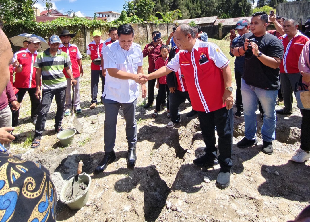 Deputi Bidang Pengembangan Usaha Koperasi  Kemenkop RI I Panel Barus dengan Ketua Umum DPP BSD Merlan H.Barus melakukan peletakan batu pertama pembangunan gedung KP BSD di Sibolangit.