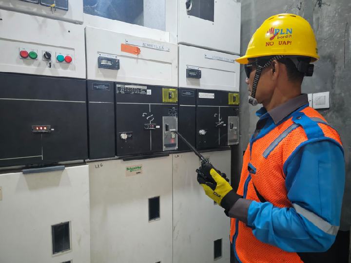 Petugas Pelayanan Teknik melakukan pengecekan Utilitas pada Gardu yang menyuplai kelistrikan Mesjid Agung Medan.