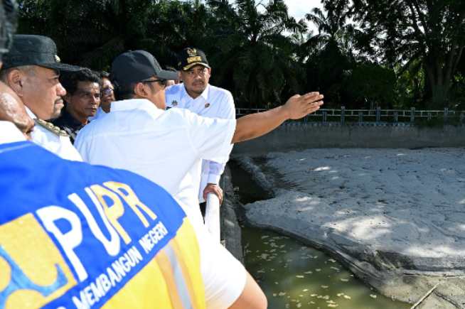 Gubernur Sumut, Bobby Nasution meninjau Tanggul Sungai Dalu-Dalu, Desa Sukaraja dan Bendungan di Desa Tanjung Muda, Kecamatan Air Putih, Kabupaten Batubara, Rabu (11/6/2025).
