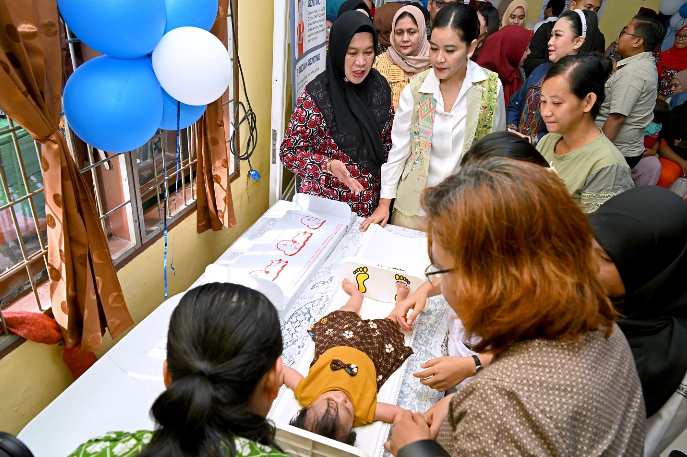 Ketua TP PKK Sumut, Kahiyang Ayu meninjau kegiatan pemberian Makan Bergizi Gratis (MBG) kepada Ibu Hamil, Ibu Menyusui, dan Baduta di Aula Kantor Lurah Harjosari II, Jalan Dwikora, Kecamatan Medan Amplas, Kota Medan, Kamis (12/6/2025).