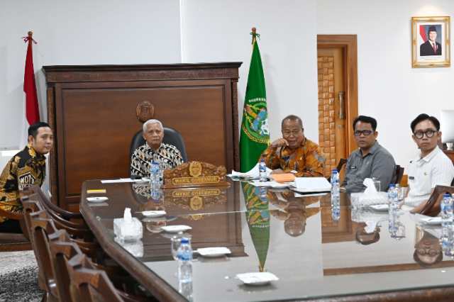Wakil Gubernur Sumatera Utara (Sumut) Surya mengikuti zoom meeting dengan Wakil Menteri Pertanian Republik Indonesia Sudaryono pada Rapat Koordinasi (Rakor) Monitoring dan Percepatan Optimasi Lahan dan Cetak Sawah dalam Mendukung Swasembada Pangan di Ruang Kerja Wakil Gubernur Lantai 9 Kantor Gubernur Sumut Jalan Diponegoro Nomor 30 Medan, Jumat (20/6/2025).