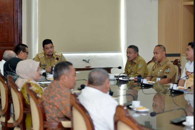 Gubernur Sumatera Utara (Sumut) Bobby Nasution menerima Panitia International Pencak Silat Indonesia Open Championship 2025 di Ruang Kerja Lantai 10 Kantor Gubernur Sumut Jalan Diponegoro Kota Medan, Senin (14/7). Kompetisi Internasional tersebut akan diselenggarakan pada 4-10 Agustus mendatang.
