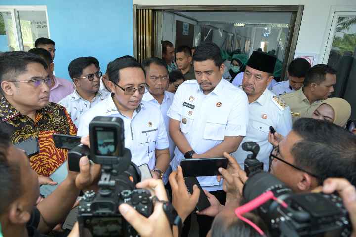 Gubernur Sumatera Utara (Sumut) Bobby Afif Nasution bersama Kepala Komunikasi Kepresidenan Republik Indonesia Hasan Nasbi serta Bupati Serdangbedagai Dharma Wijaya dan sejumlah Forkopimda, meninjau operasional Dapur SPPG Cempedak Lobang, serta memberikan bantuan kepada relawan SPPG secara simbolis, sekaligus sosialisasi Program Presiden RI Bapak Prabowo Subianto Realisasi dan Bukti Nyata Makan Bergizi Gratis di Seirampah, Kabupaten Serdangbedagai, Rabu (30/7/2025).