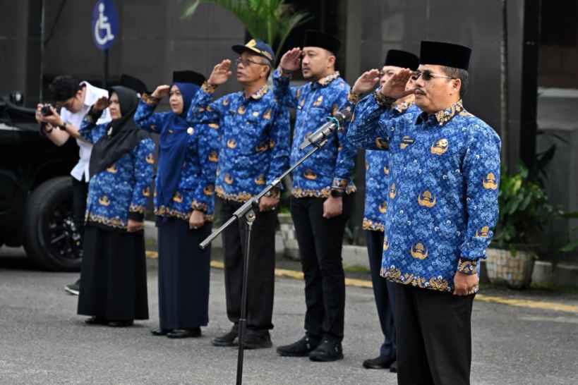 Sekretaris Daerah Provinsi Sumatera Utara (Sumut) Togap Simangunsong menjadi Inspektur Upacara (Irup) Hari Kesadaran Nasional di Halaman Kantor Dinas Sosial Provinsi Sumut di Jalan Sampul Nomor 138 Medan, Kamis (17/7/2025).
