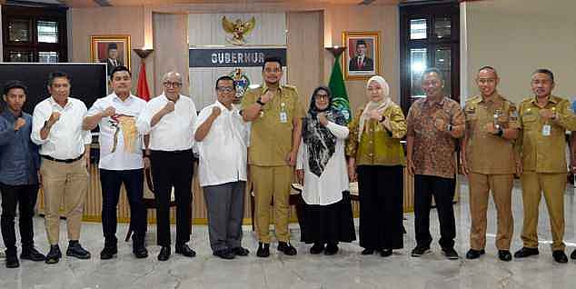 Gubernur Sumatera Utara (Sumut) Muhammad Bobby Afif Nasution didampingi Kepala Kesbangpol Sumut Mulyono dan Kadis Pendidikan Sumut Alexander Sinulingga menerima audiensi putra dan putri Paskibraka pilihan Sumut di Aula Tengku Rizal Nurdin, Jalan Sudirman 41, Medan, Minggu (13/07/2025).