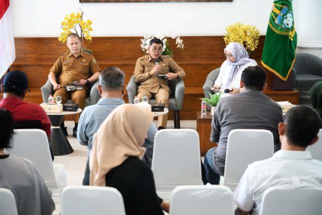 Kepala Dinas Koperasi dan UKM Provinsi Sumut Naslindo Sirait bersama Sekretaris Dinas Kebudayaan dan Pariwisata Provinsi Sumut Ibnu Akbar saat Konferensi Pers yang difasilitasi Dinas Komunikasi dan Informatika (Diskominfo) Sumut di Anjungan Dekranasda, lantai 1 Kantor Gubernur Sumut, Selasa (23/9/2025). Foto/Diskominfo Sumut