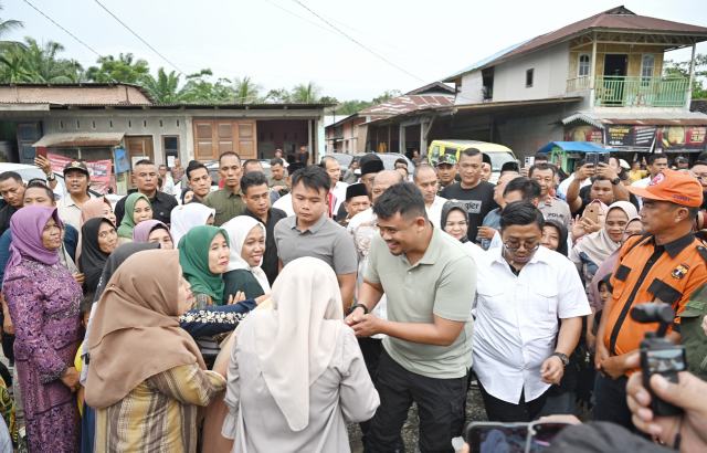 Gubernur Sumatera Utara (Sumut) Bobby Nasution melakukan kunjungan kerja dan berdiskusi bersama masyarakat terkait akses jalan rusak di Pasar Rodi Desa Empus, Kecamatan Bahorok, Kabupaten Langkat, Jumat (26/9/2025). Foto/Diskominfo Sumut