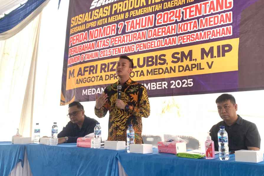 Anggota DPRD Medan Afri Rizki Lubis saat melaksanakan Sosialisasi Produk Hukum Perda (Sosperda) Nomor 7 Tahun 2024 Tentang Perubahan Atas Peraturan Daerah Kota Medan Nomor 6 Tahun 2015 Tentang Pengelolaan Persampahan, di Jalan M Basir, Lingkungan I, Kelurahan Pangkalan Masyhur, Kecamatan Medan Johor, Minggu (14/9/2025) siang.