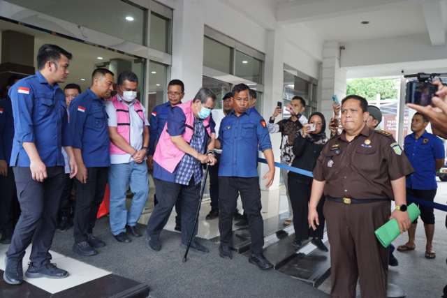 Dua orang tersangka dalam kasus dugaan tindak pidana korupsi pengadaan dua unit kapal tunda Kap. 2x1800 HP Cabang Dumai pada PT Pelabuhan Indonesia I (Persero) tahun 2018–2021.