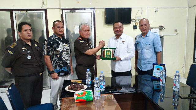 Kajati Sumut Dr Harli Siregar saat mengunjungi Pengurus PWI Sumut di kantor di Jalan Adinegoro Medan, Jumat (26/9/2025) sore.