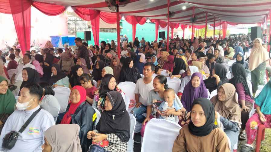 Warga saat mengikuti Sosialisasi Perda Kota Medan No 07 Tahun 2024 yang dilaksanakan Wakil Ketua DPRD Medan H Zulkarnaen SKM di Jl Pukat IV Kelurahan Bantan Kecamatan Medan Tembung, Kota Medan, Sabtu (13/9/2025).