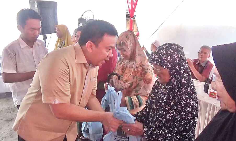 Wakil Ketua DPRD Kota Medan, H Zulkarnaen SKM saat melaksanakan Sosialisasi Peraturan Daerah (Perda) Kota Medan No 07 Tahun 2024 tentang Perubahan atas Perda No 06 Tahun 2015 tentang Pengelolaan Persampahan di Jl Pukat IV Kelurahan Bantan Kecamatan Medan Tembung, Kota Medan, Sabtu (13/9/2025).