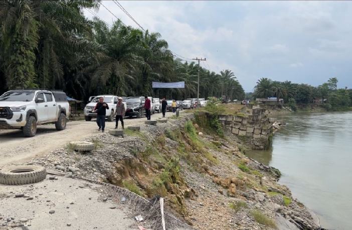 Kondisi jalan amblas yang berada di Kecamatan Batang Serangan Langkat. Foto/istimewa