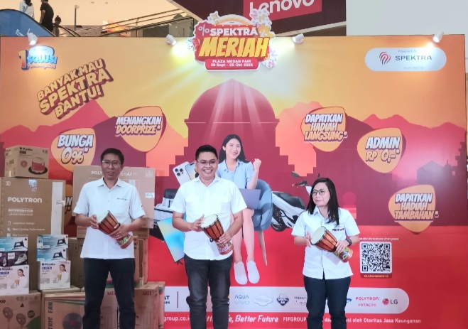 Opening ceremony SPEKTRA Meriah Medan yang digelar FIFGROUP di Plaza Medan Fair ditandai pemukulan gendang  oleh Duke Da Silva Meliala (tengah), Sri Kurnia Putriati Zega (kanan), dan Kepala Robinhot Sipangkar (kiri)