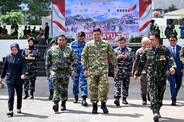 Gubernur Sumatera Utara (Sumut) Muhammad Bobby Afif Nasution bersama Ketua DPRD Sumut Erni Ariyanti Sitorus, Kapolda Sumut Irjen Pol Whisnu Hermawan Februanto, Kajati Sumut Harli Siregar, serta unsur Forkopimda lainnya menghadiri Upacara HUT ke-80 TNI di Kawasan Lapangan Merdeka Medan, Minggu (05/10/2025). Foto/Diskominfo Sumut