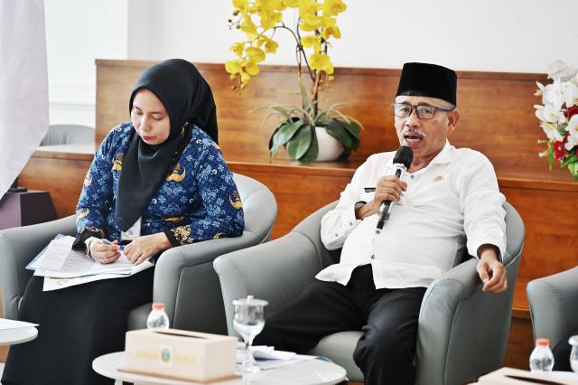 Pemerintah Provinsi Sumatera Utara melalui Asisten Pemerintahan dan Kesejahteraan Rakyat dan Biro Pemerintahan dan Otonomi Daerah Setdaprov Sumut melakukan Konferensi Pers terkait Mengurai Isu Pertanahan di Sumatera Utara. Kegiatan yang difasilitasi Dinas Kominfo Sumut ini berlangsung di Lobby Dekranasda Lantai 1 Kantor Gubernur Sumut Jalan Diponengoro Nomor 30 Medan, Jumat (17/10/2025). Foto/Diskominfo Sumut