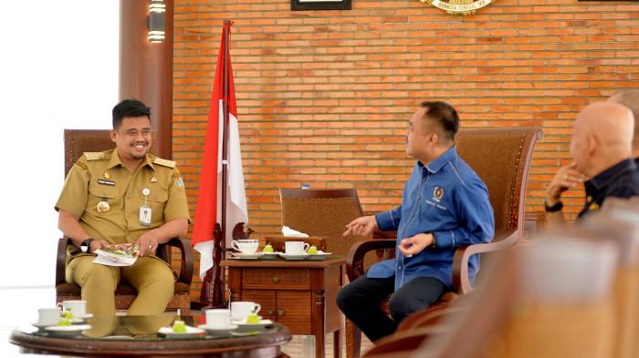 Gubernur Sumatera Utara Bobby Nasution berbincang akrab dengan Ketua Persatuan Wartawan Indonesia (PWI) Sumatera Utara, Farianda Putra Sinik.