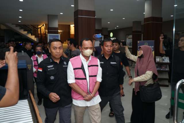 Kejati Sumut menahan dua pejabat BPN diduga terlibat tindak pidana korupsi Pengelolaan/Penjualan/Pengalihan Aset PTPN I Regional I oleh PT.Nusa Dua Propertindo melalui Kerjasama Operasional (KSO) dengan PT. Ciputra Land seluas 8.077 Ha, Selasa (14/10/2024).