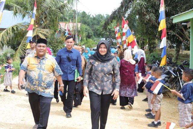 Wakil Bupati Madina Atika Azmi Utammi Nasution bersama camat Sinunukan.