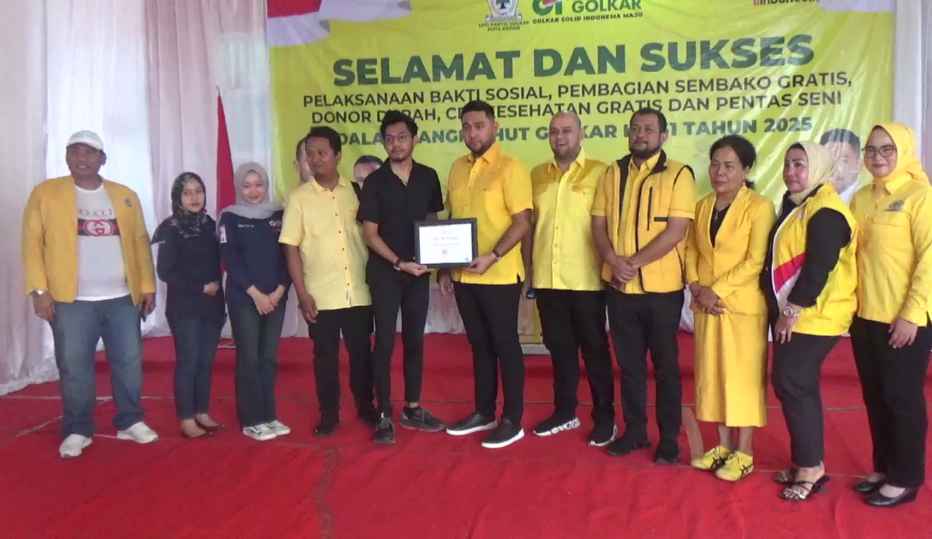 Ketua DPD Partai Golkar Kota Medan Rahmaddian Shah dan kader Golkar bersama tokoh muda Guntur Syahputra (topi putih) berfoto bersama usai acara doa bersama dan bakti sosial peringatan HUT ke-61 Partai Golkar, di Jermal XI, Kecamatan Medan Denai, Sabtu (18 Oktober 2025).