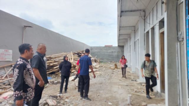 Komisi IV DPRD Medan meninjau salah satu perumahan.