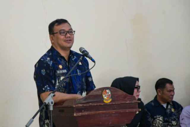 Bupati Deli Serdang, dr H Asri Ludin Tambunan saat menutup Pelatihan Berdasarkan Unit Kompetensi yang meliputi pelatihan Barista, Housekeeping, Menjahit, Bordir, Desain Grafis, Listrik, dan Las di BLK Deli Serdang, Kamis (13/11/2025).