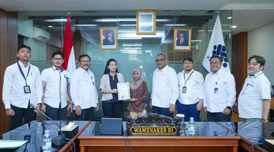 Wamenaker Afriansyah Noor saat menyaksikan penyerahan ijazah oleh pihak perusahaan kepada pekerja di Kantor Kemnaker, Jakarta, Senin (8/12/2025).