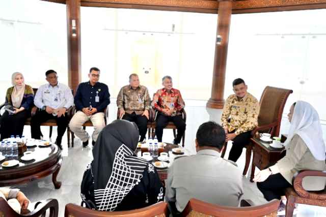 Gubernur Sumatera Utara (Sumut) Muhammad Bobby Afif Nasution di dampingi sejumlah OPD menerima bantuan secara simbolis dari Wakil Walikota Palu Imelda Liliana Muhidin di Anjungan Lantai 9, Kantor Gubernur Jalan Diponegoro No 30 Medan, Kamis (11/12/2025).