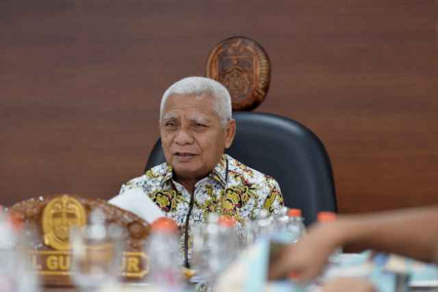 Wakil Gubernur Sumatera Utara (Sumut) Surya mengikuti Rapat Koordinasi mengantisipasi Natal dan Tahun Baru 2026 dengan Kementerian Dalam Negeri RI secara daring melalui aplikasi Zoom di Ruang Kerja Lantai 9 Kantor Gubernur Sumut Jalan Diponegoro Kota Medan, Kamis (11/12/2025).