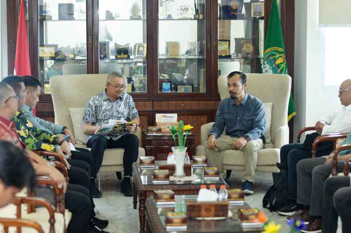 Pj Sekretaris Daerah Provinsi Sumut Sulaiman Harahap menerima kunjungan kerja Direktorat Jenderal Minyak dan Gas Bumi Kementerian Energi dan Sumber Daya Mineral (ESDM) RI di Ruang Kerja Lantai 9 Kantor Gubernur Sumut Jalan Diponegoro Kota Medan, Kamis (11/12/2025).